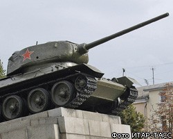 Украинские националисты сожгли "танк советских оккупантов"