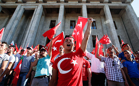 Сторонники Эрдогана у здания парламента в Анкаре. 16 июля 2016 года


