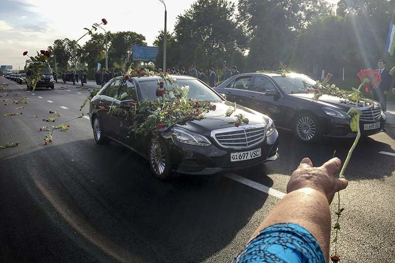 Гроб с телом Каримова был накрыт белым палантином и национальным флагом страны
