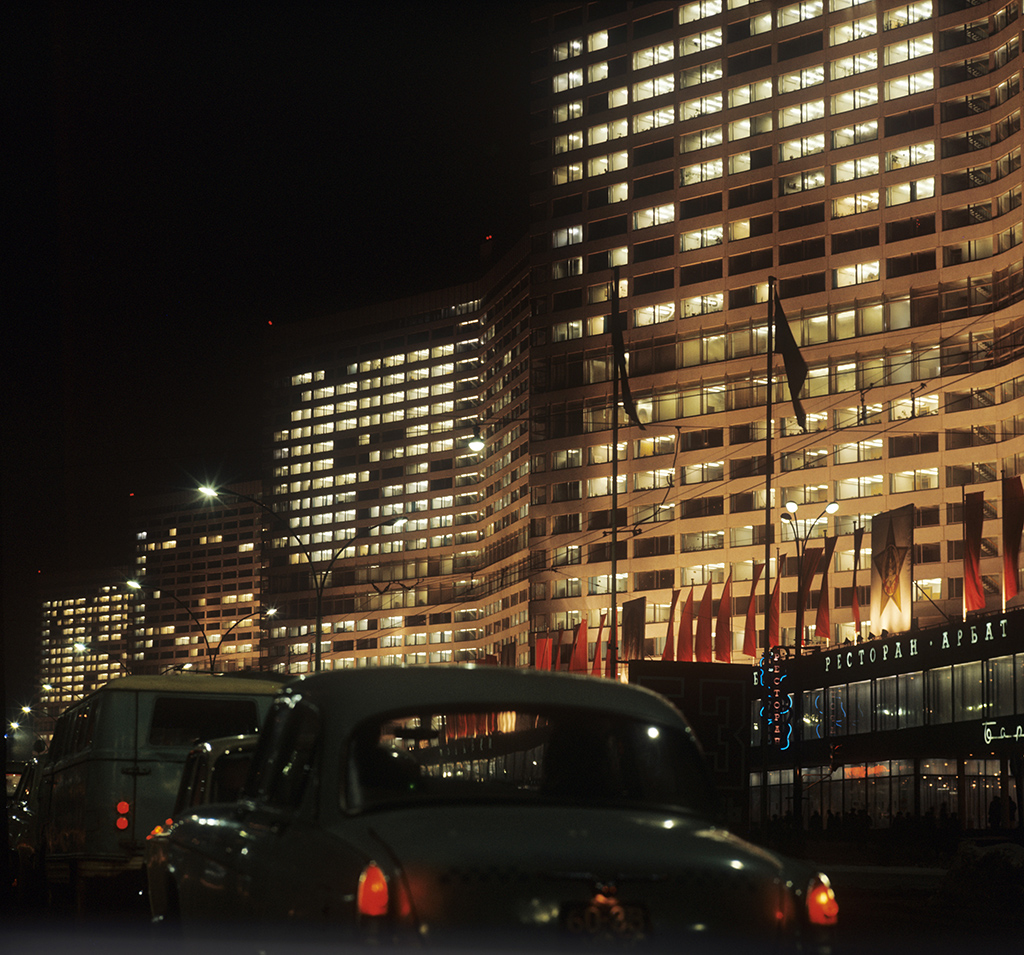 Вид на вечерний проспект Калинина, 1969 год