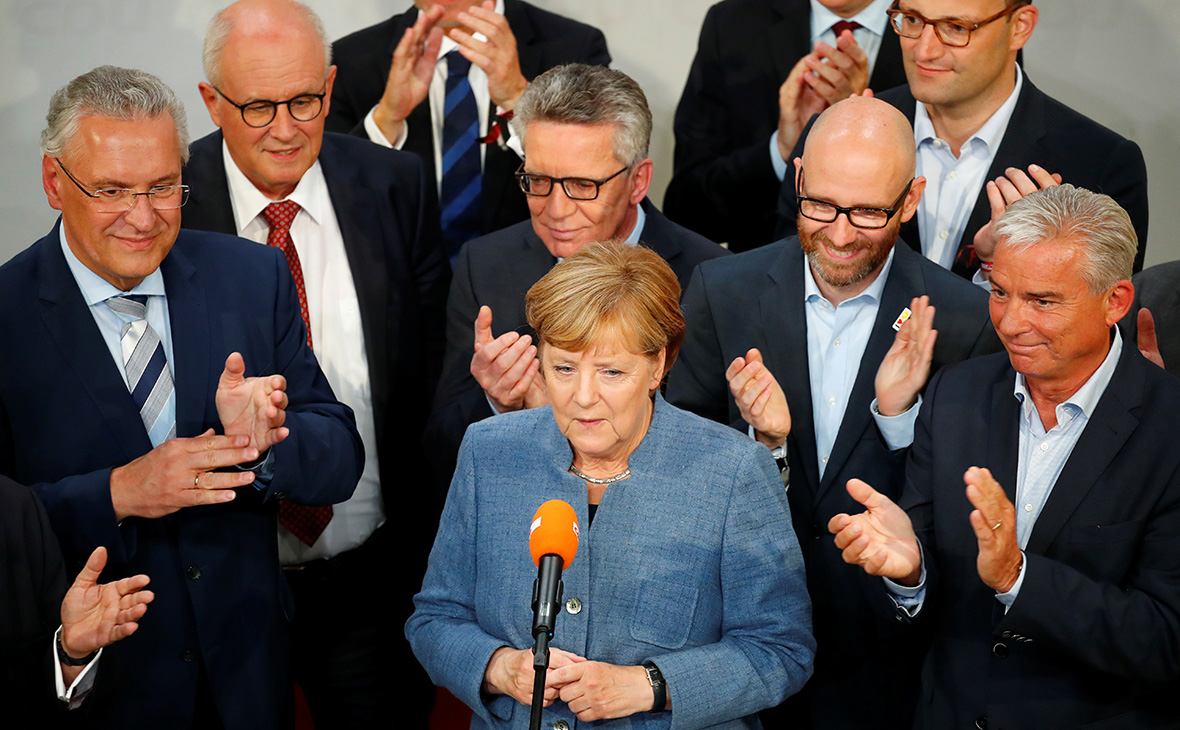 Ангела Меркель (в центре)