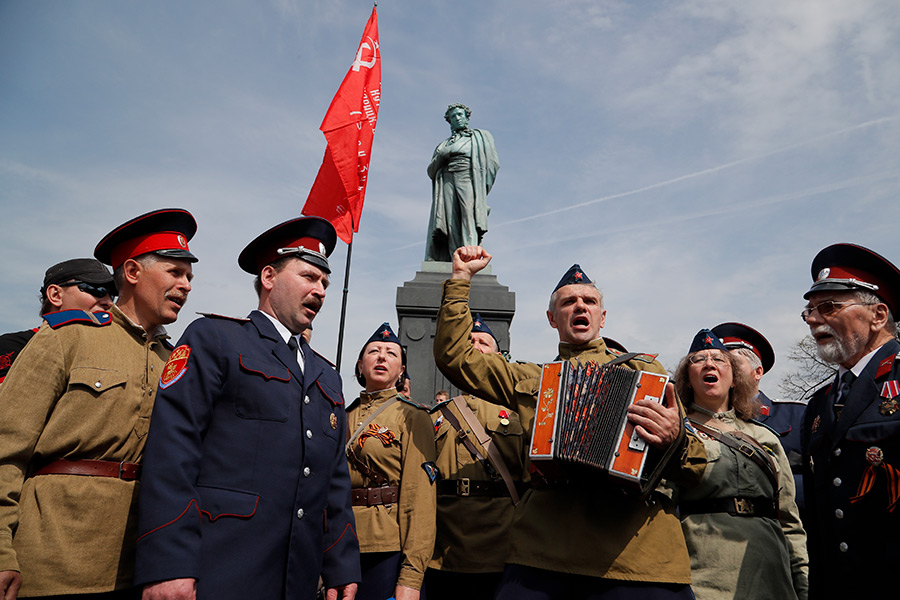 В руках у вышедших на площадь одновременно с протестующими казаков и участников НОД были красные флаги и георгиевские ленточки&nbsp;