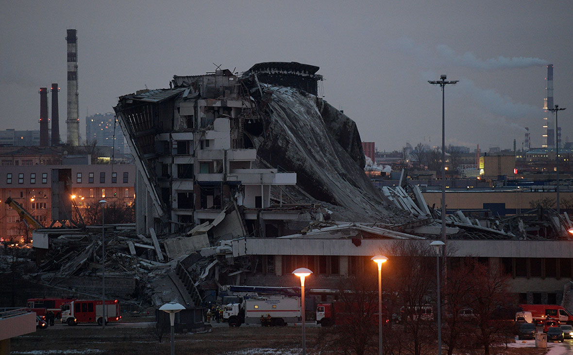 Обрушение крыши при демонтаже спортивно-концертного комплекса &laquo;Петербургский&raquo;
