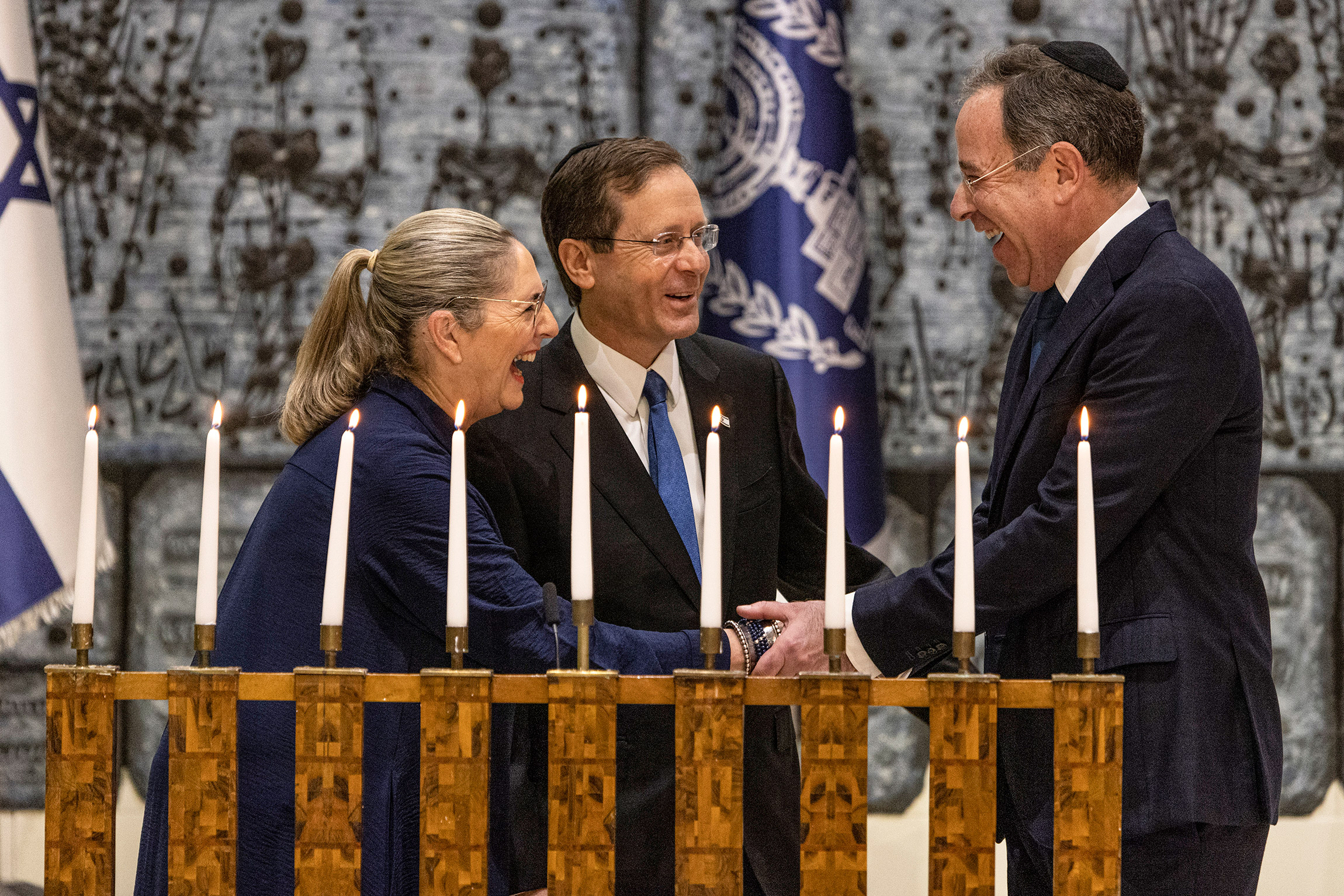 Президент Израиля Ицхак Херцог, его жена Михаль Херцог и посол США в Израиле Томас Найдс на церемонии зажжения свечей на Хануку.&nbsp;5 декабря, президентская резиденция в Иерусалиме