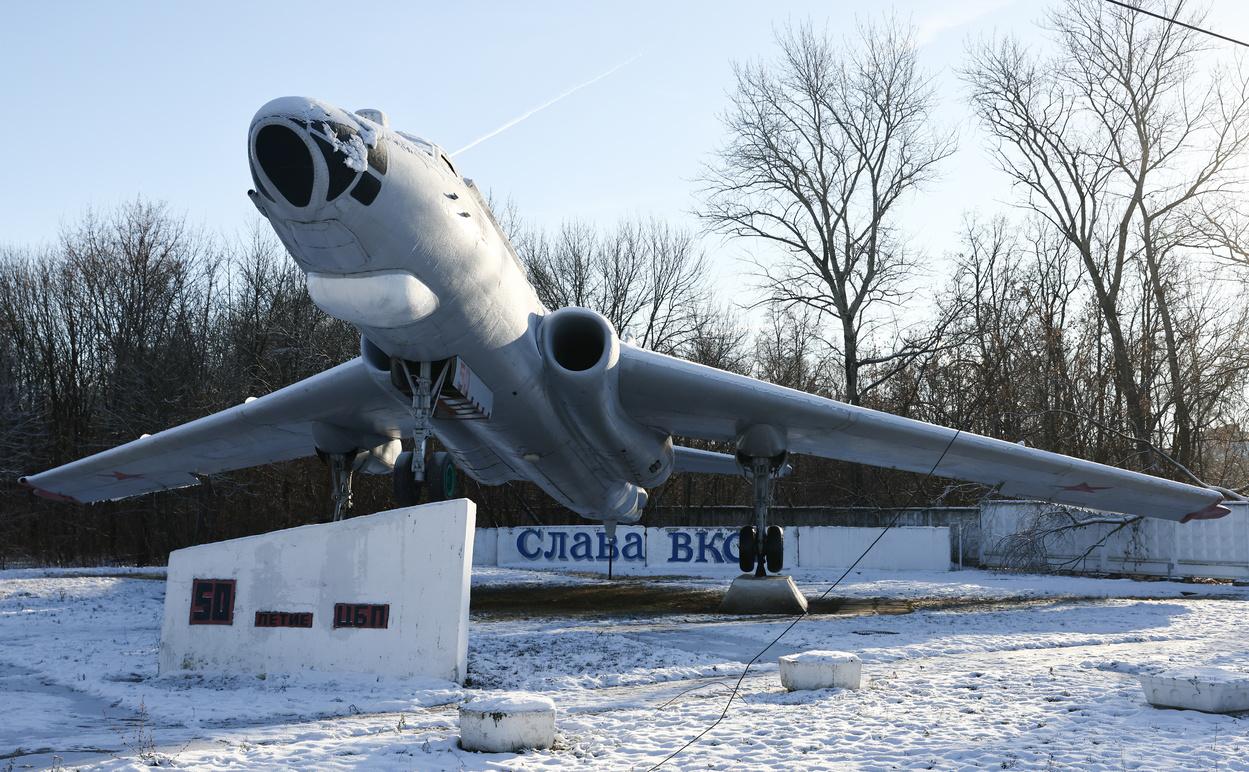 Памятник Ту-16 у военного&nbsp;городка у аэродрома Дягилево в декабре 2022 года
