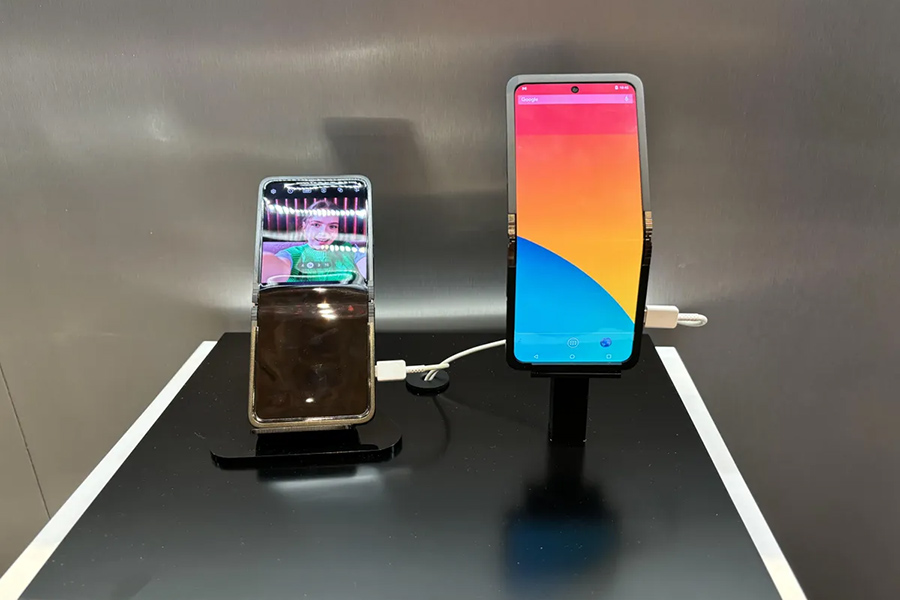 Samsung представила концепт сгибающегося в обе стороны смартфона Flex In &amp; Out Flip. Обе стороны устройства функционируют как сенсорный дисплей. Стоимость и сроки выпуска модели на рынок не объявлены.