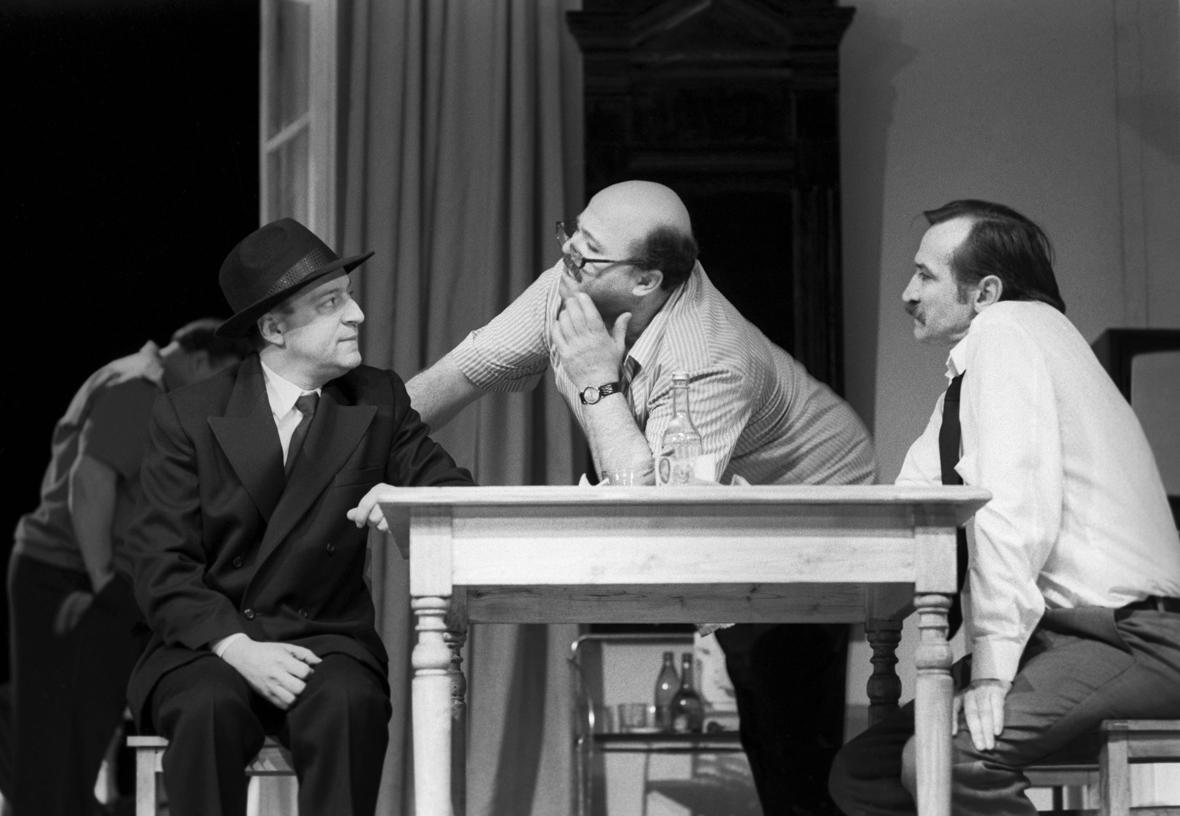 Геннадий Хазанов (слева) в спектакле &laquo;Игроки&raquo;, 1992 год