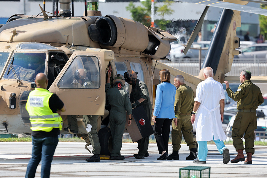 Вертолет с освобожденными заложниками, которых привезли на территорию госпиталя в Петах-Тикву, Израиль. 