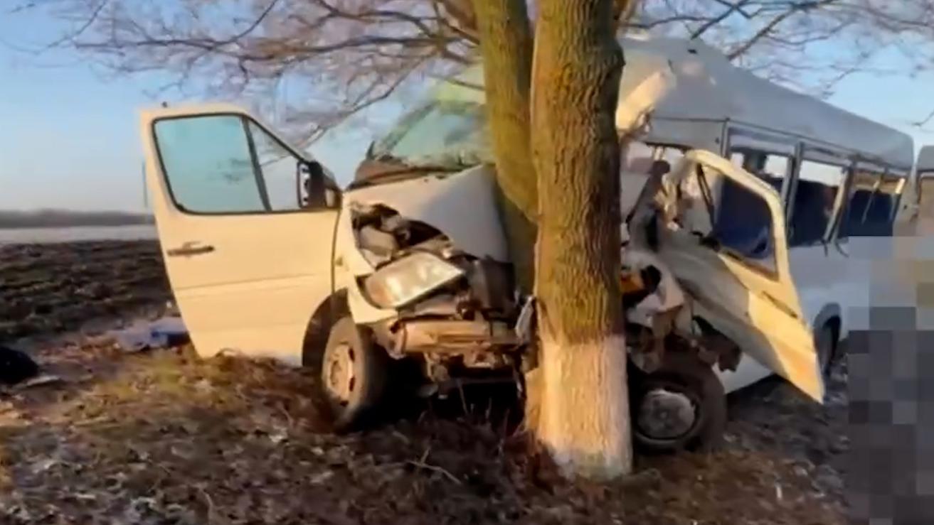 При столкновении фуры и автобуса под Белгородом погибли два человека