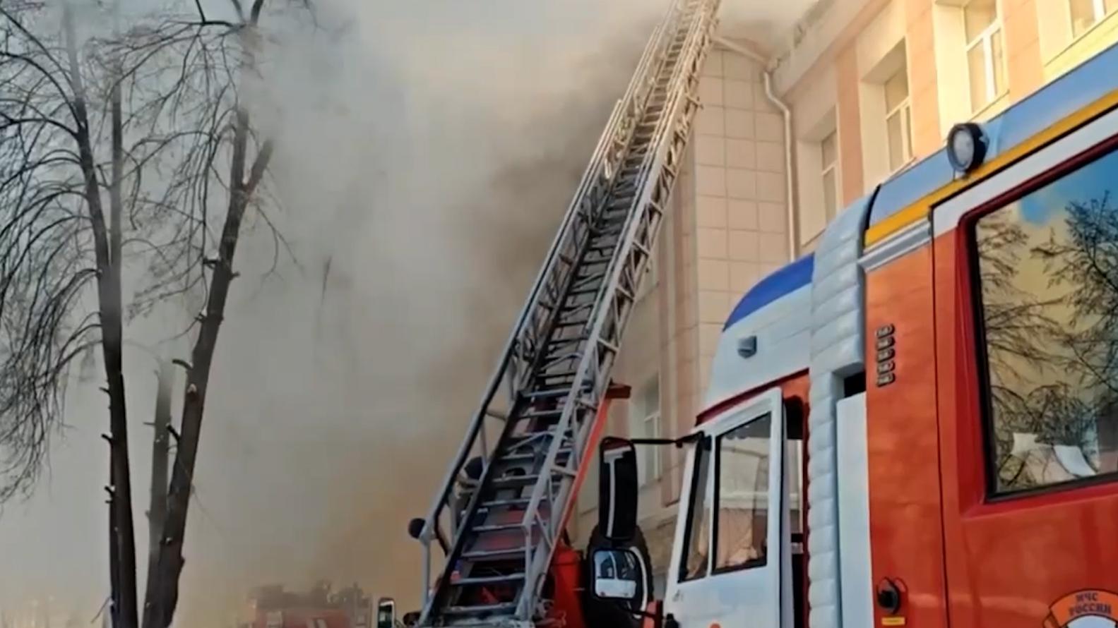 Более 650 человек эвакуировали из колледжа в Новосибирске при пожаре