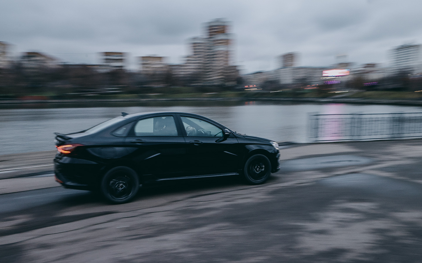 Если выжать газ, бросив сцепление, седан с визгом сорвется с места, совсем как настоящий спорткар