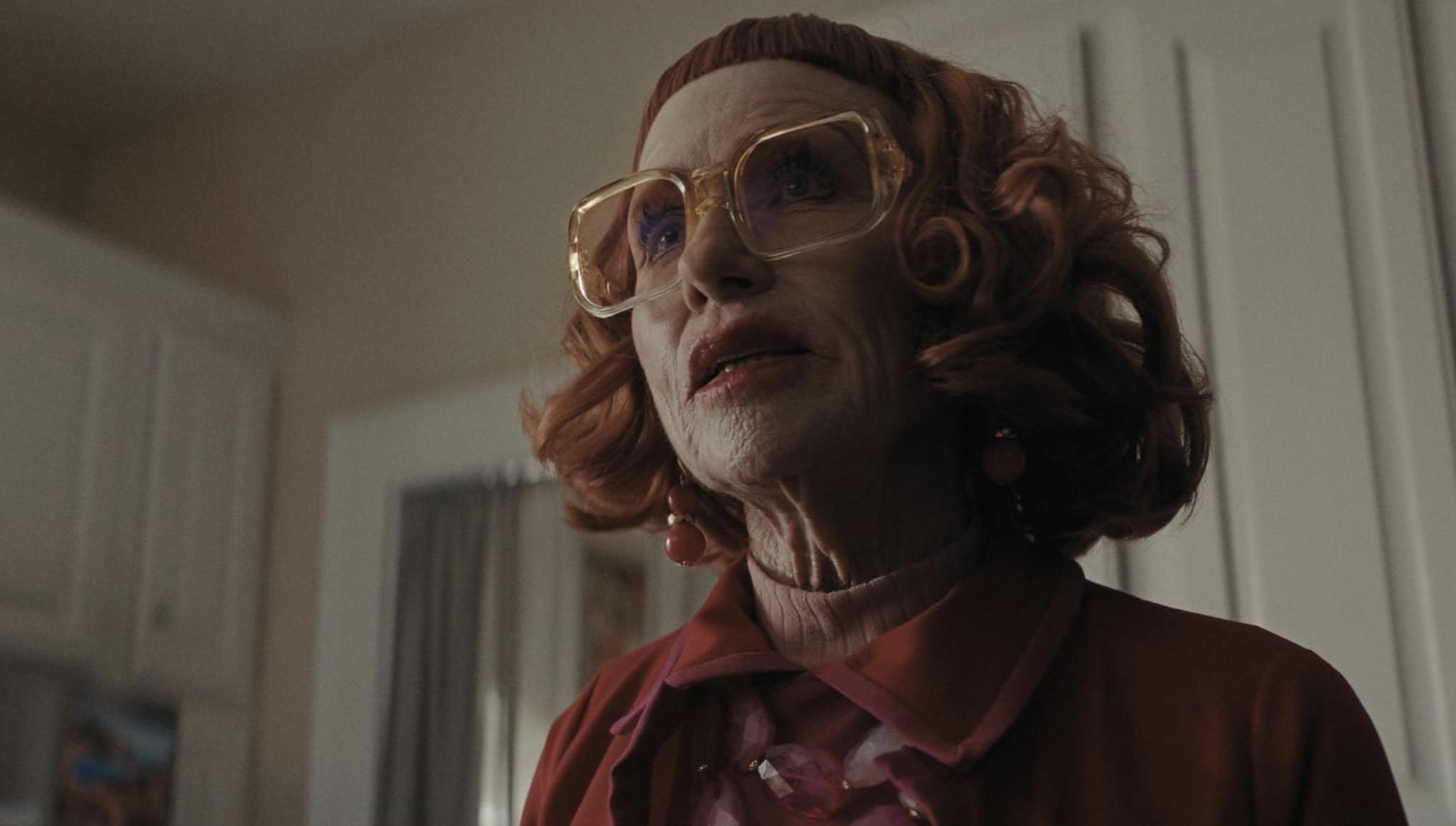 «Орудия».Хоррор от режиссера «Варвара» Зака Креггера вышел под закат лета и стал одним из самых обсуждаемых в году: необычная концепция, эксцентричные персонажи, социальная сатира — все это делает «Орудия» зрелищем очень любопытным. По сюжету однажды ночью в один конкретный час бесследно пропадает группа детей из одного класса. Невредимым остается только один ребенок и хрупкая учительница, на которую тут же падают подозрения и следом обрушивается народный гнев. Полиция бессильна, общество жестоко, в воздухе туда-сюда проносятся обвинения в колдовстве. И они не беспочвенны, но учительница тут вообще не при чем