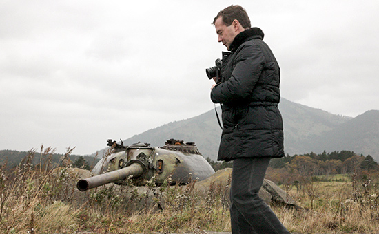 Премьер-министр РФ Дмитрий Медведев во время прогулки по острову Кунашир в 2010 году