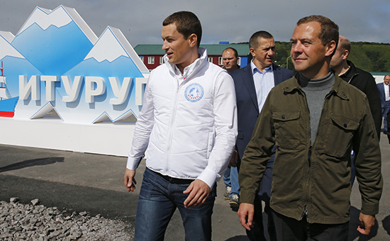 Премьер-министр России Дмитрий Медведев&nbsp;(справа)&nbsp;на острове&nbsp;Итуруп