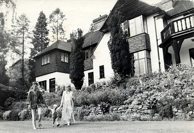Ринго Старр с женой&nbsp;в саду своего дома&nbsp;в 1967 году