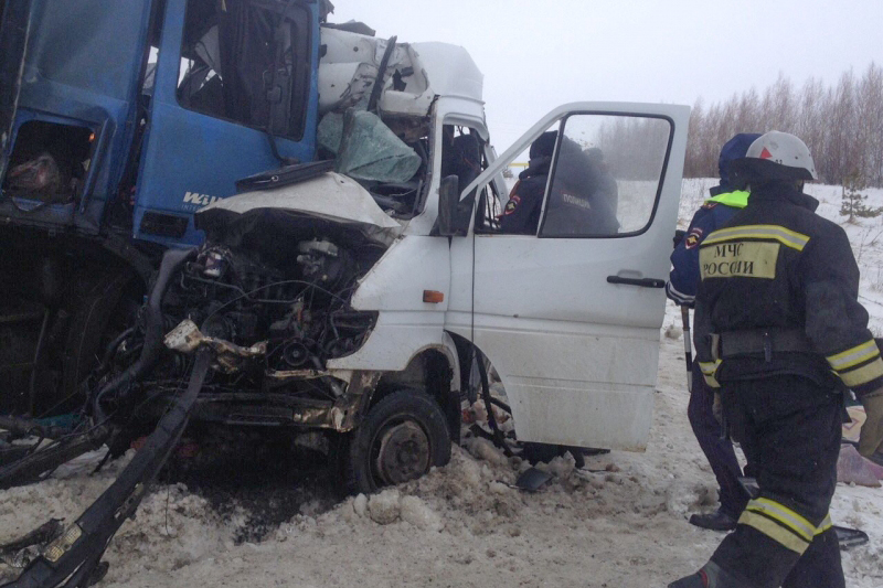 Спасатели на месте дорожно-транспортного происшествия в Пензенской области