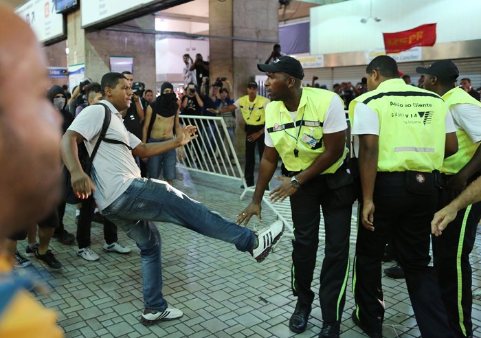 Акция протеста в Рио-де-Жанейро завершилась погромами