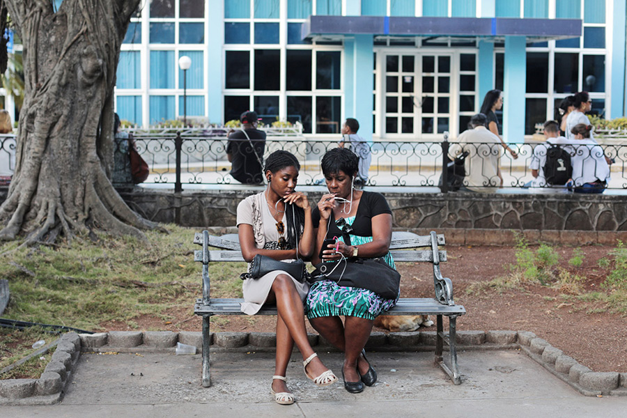 На фото: местные жители пользуются интернетом в&nbsp;городе Матансас
