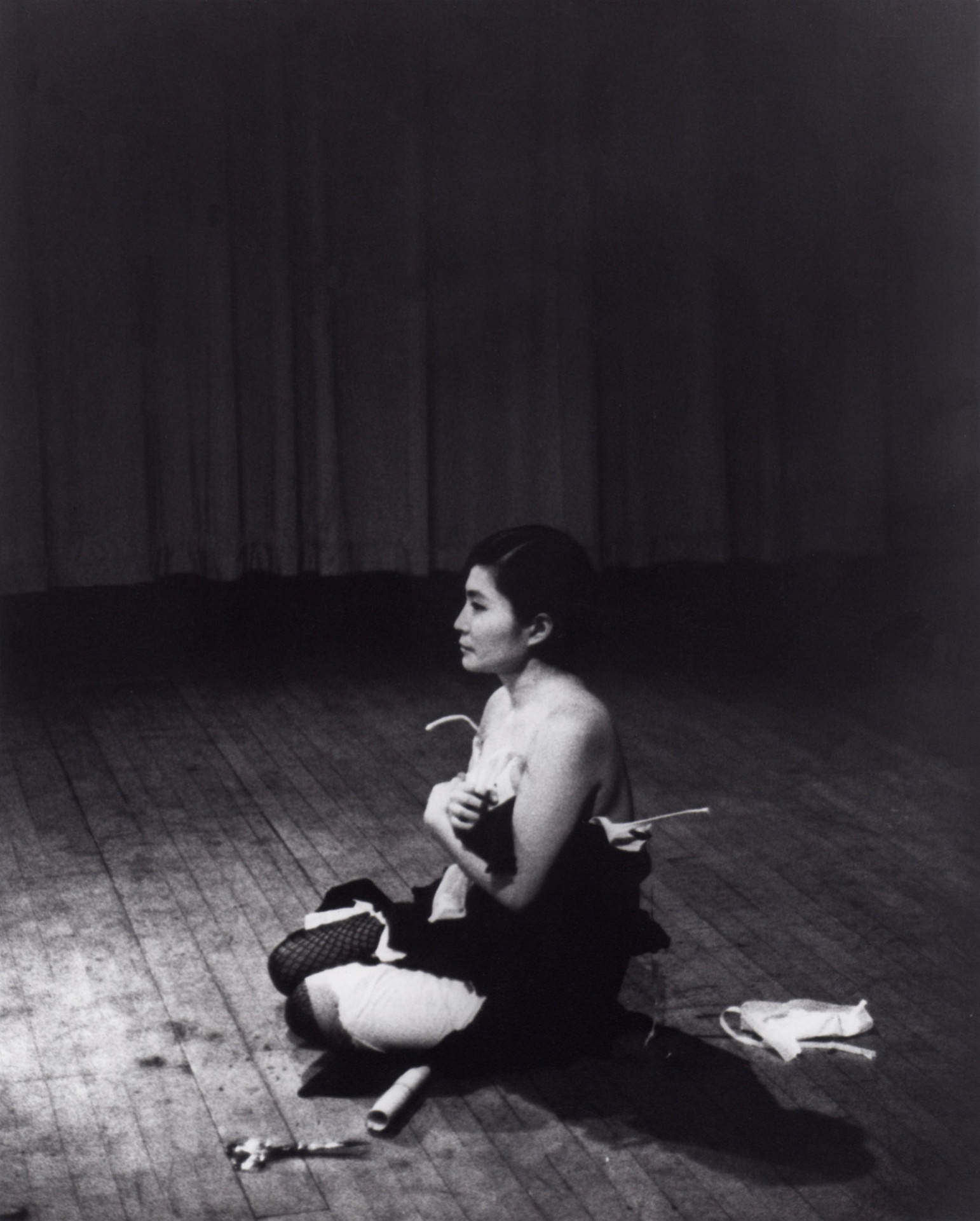 Йоко Оно, перформанс &laquo;Отрежь&raquo;. Нью-Йорк, 1964 год
