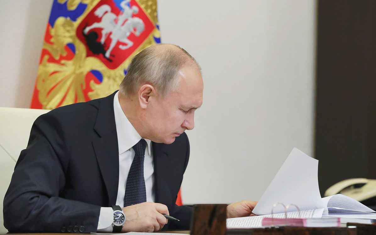 Путин подписал закон о признании физических лиц иноагентами