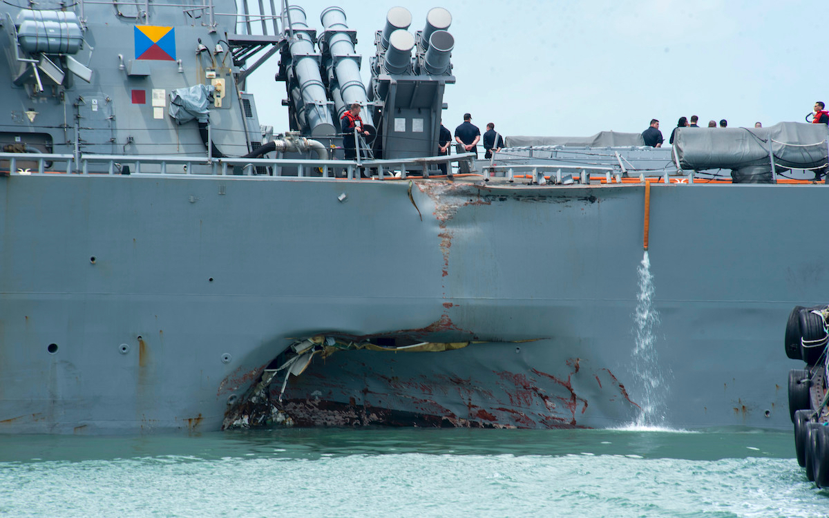 Дыра в борту эсминца John S. McCain в результате столкновения с танкером, 2017 год