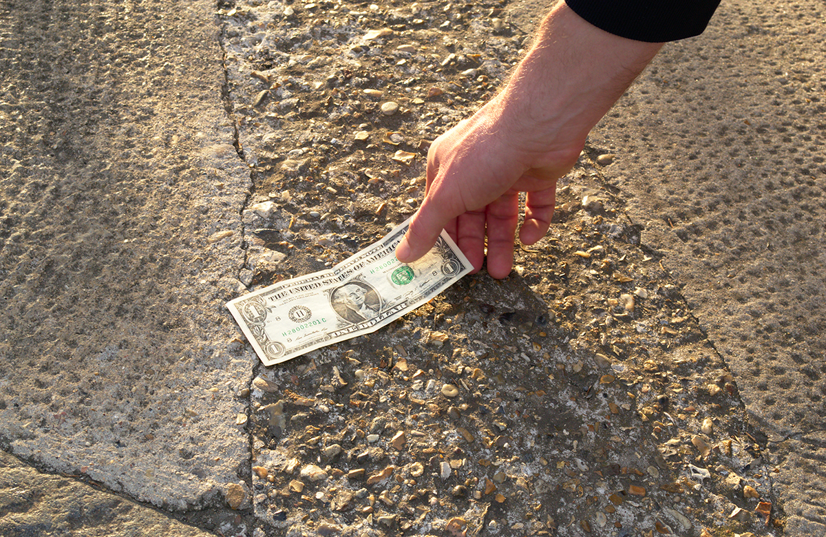 Ищу деньги сейчас. Привлечь деньги. Found money on the Street. Find money in the Street. Find money.