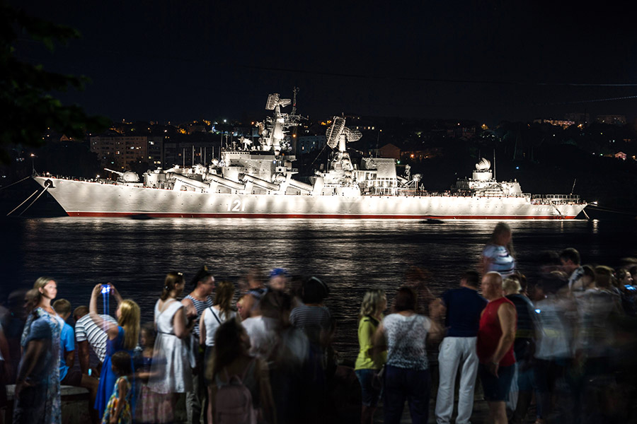 На фото:  ракетный крейсер &laquo;Москва&raquo; на праздновании Дня Военно-морского флота в Севастополе, 29 июля 2018 года