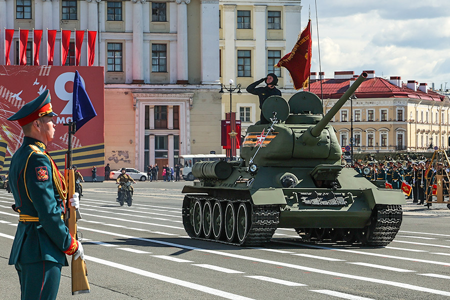 Танк Т-34-85 на Дворцовой площади