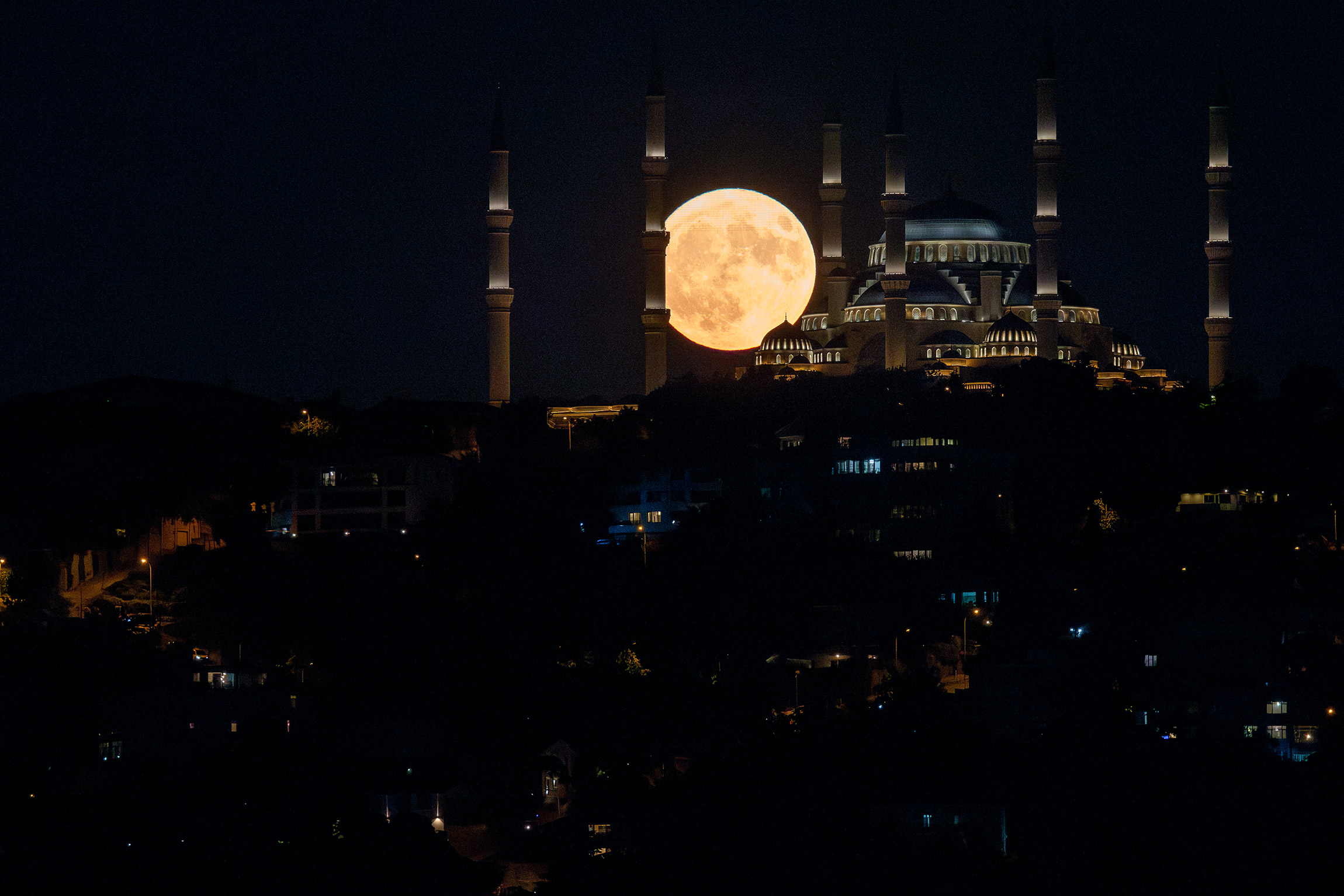 Полная луна&nbsp;у мечети Чамлыджа в Стамбуле