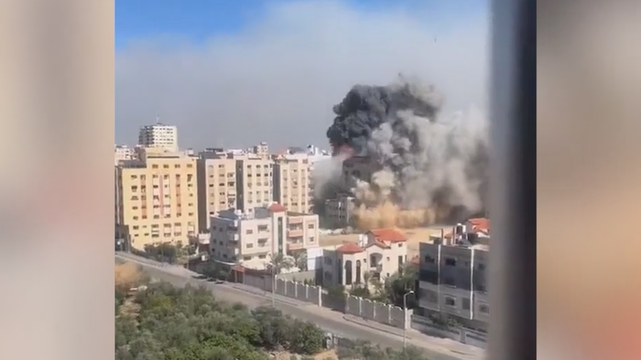 ЦАХАЛ нанесла удар по тоннелю под высотным зданием в секторе Газа. Видео