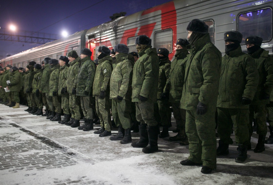 Срочникам и мобилизованным могут заплатить по 200 тыс. руб. за подписание контракта с Минобороны.