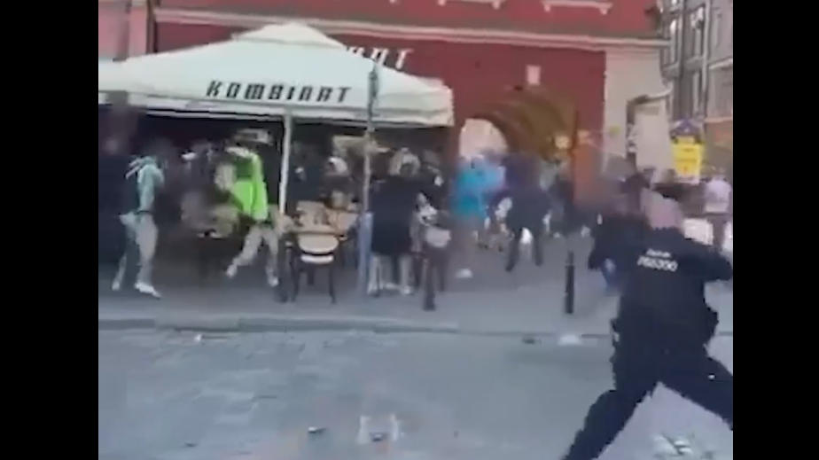 Видео массовой драки фанатов «Челси» и «Бетиса» перед финалом еврокубка
