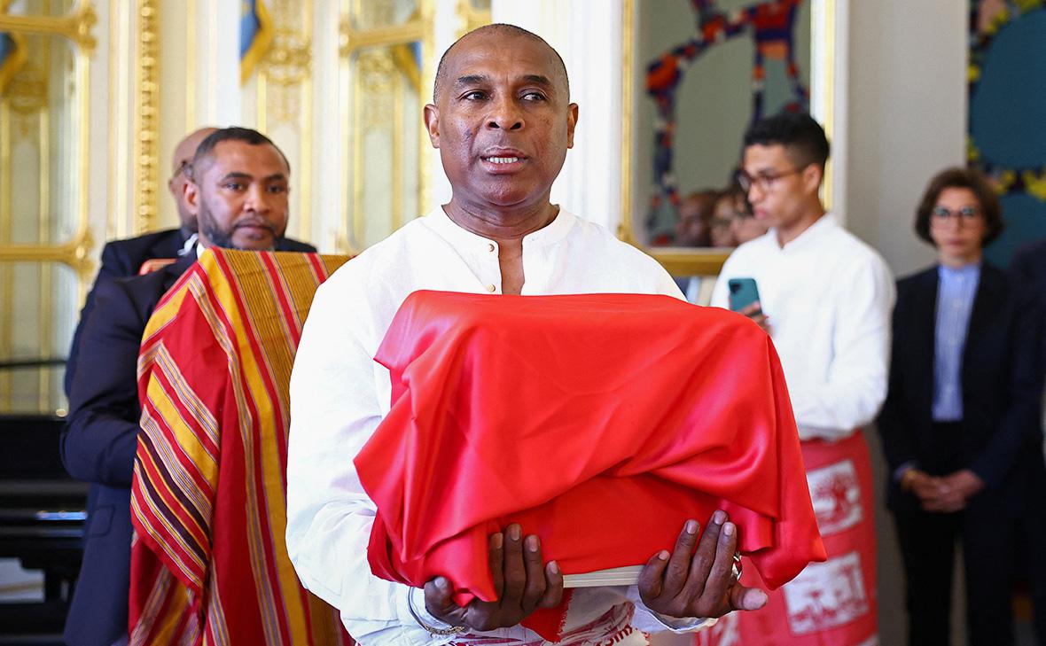 Церемония по случаю возвращения трёх черепов сакалава: двух воинов и одного, предположительно, убитого малагасийского короля Тоэры, захваченных французскими войсками во время колонизации Мадагаскара в конце XIX века, Париж, Франция