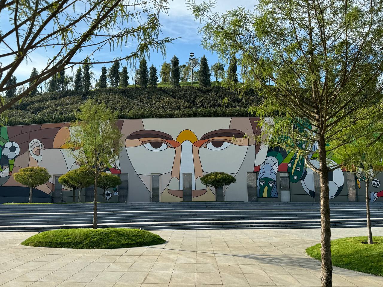 Со стороны ул. Посадского на входе в &laquo;Парк облаков&raquo; создали муралы, посвященные футболу и академии ФК &laquo;Краснодар&raquo;.