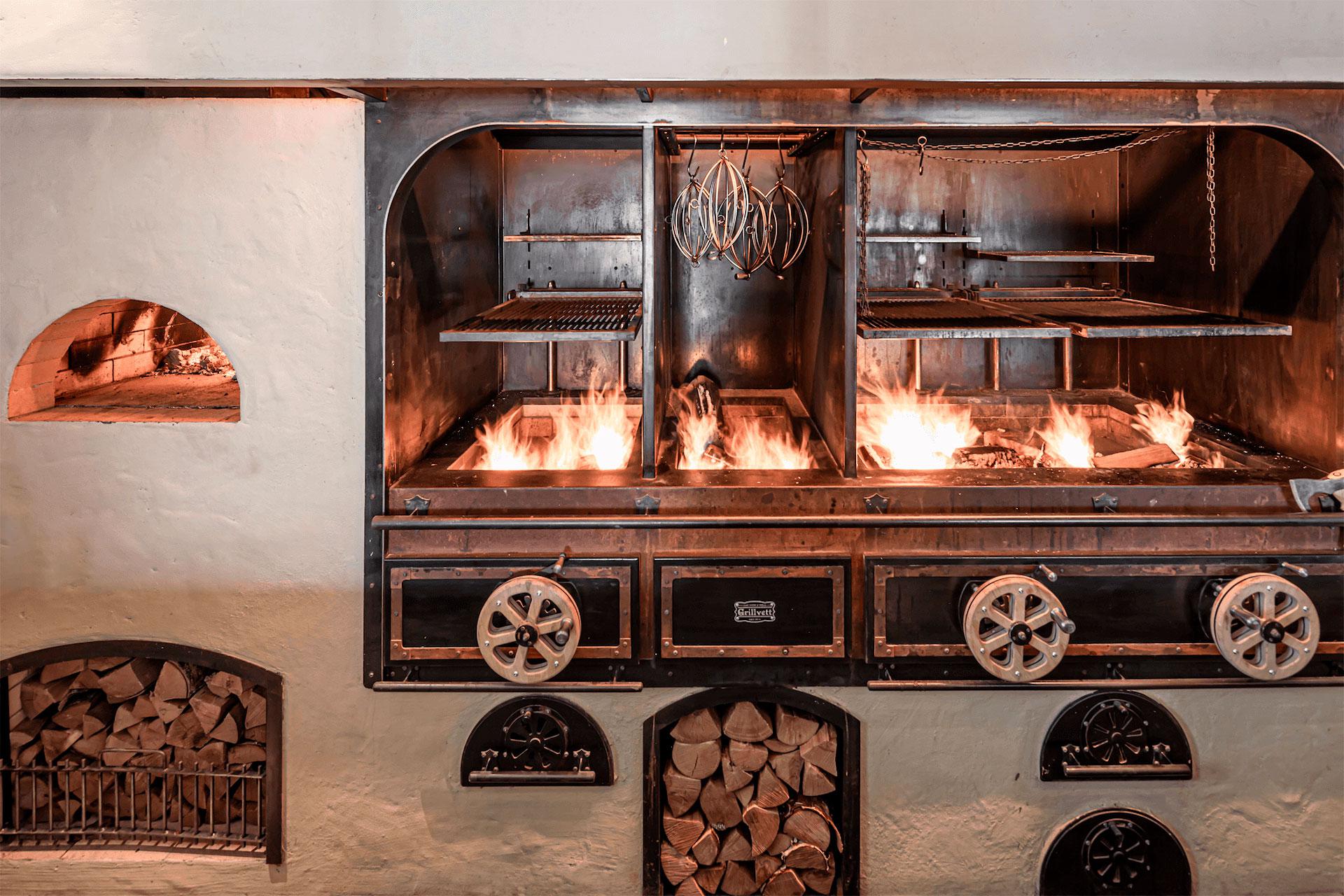 Интерьер ресторана &laquo;Айна&raquo;