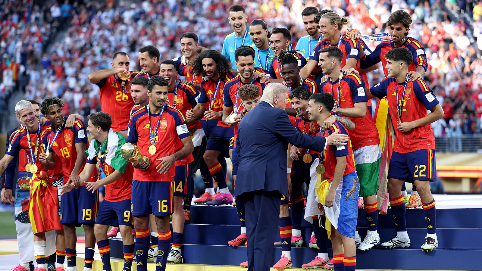 Команда сборной Испании получает Кубок чемпионов мира по футболу FIFA от президента США Дональда Трампа во время празднования победы чемпионов мира