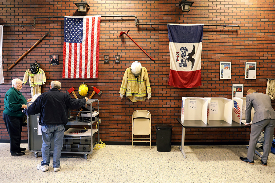Кабины для голосования на пожарной станции в Уэст-де-Мойн, Айова
