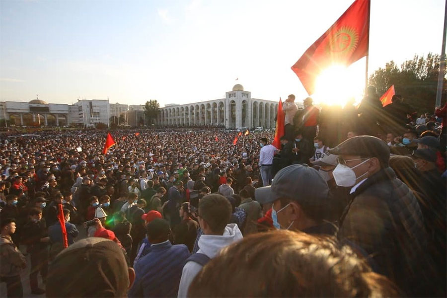 В воскресенье в Киргизии прошли выборы в парламент. Из 16 участвовавших партий барьер для прохождения преодолели лишь четыре. Сторонники не попавших в Жогорку Кенеш&nbsp;партий собрались на площади Ала-Тоо в понедельник. Они требовали отменить результаты выборов и провести повторное голосование