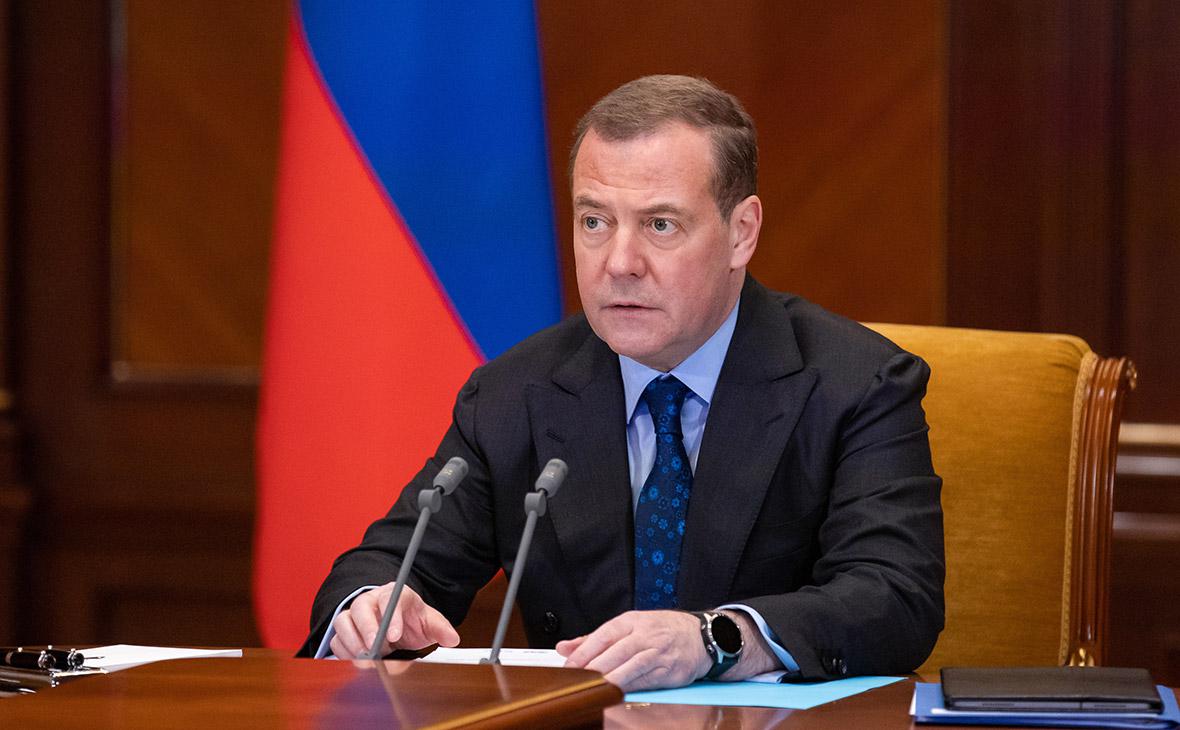 Медведев заявил, что расстрелявших российских военных ждет чистая кара