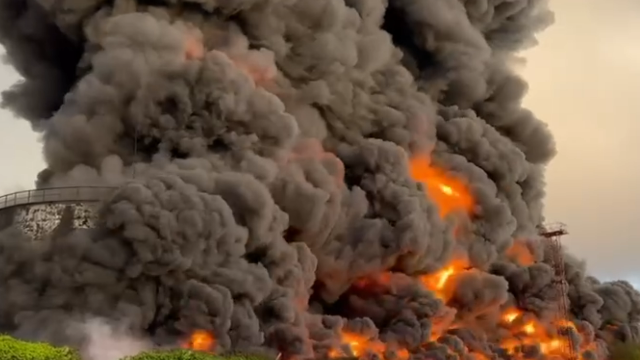 Пожар на складе топлива в Севастополе. Видео