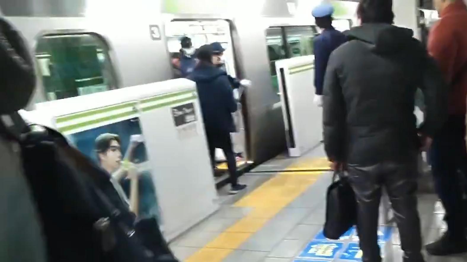 Кадры с места нападения неизвестного с ножом в метро Токио