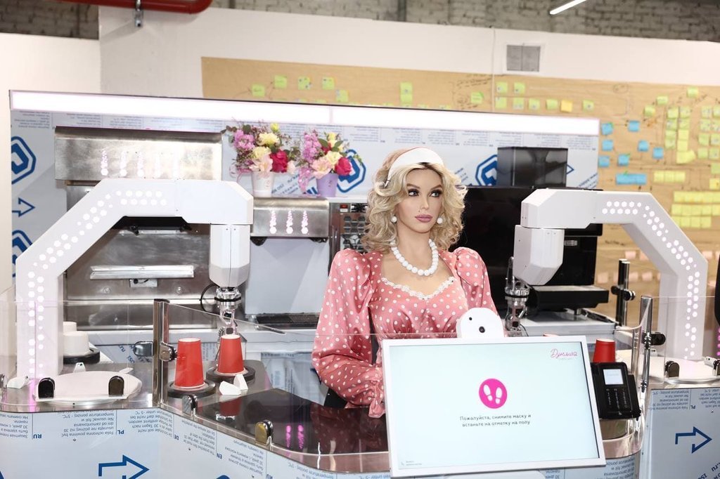 Робот Дуняша продает мороженое в Нижнем Новгороде