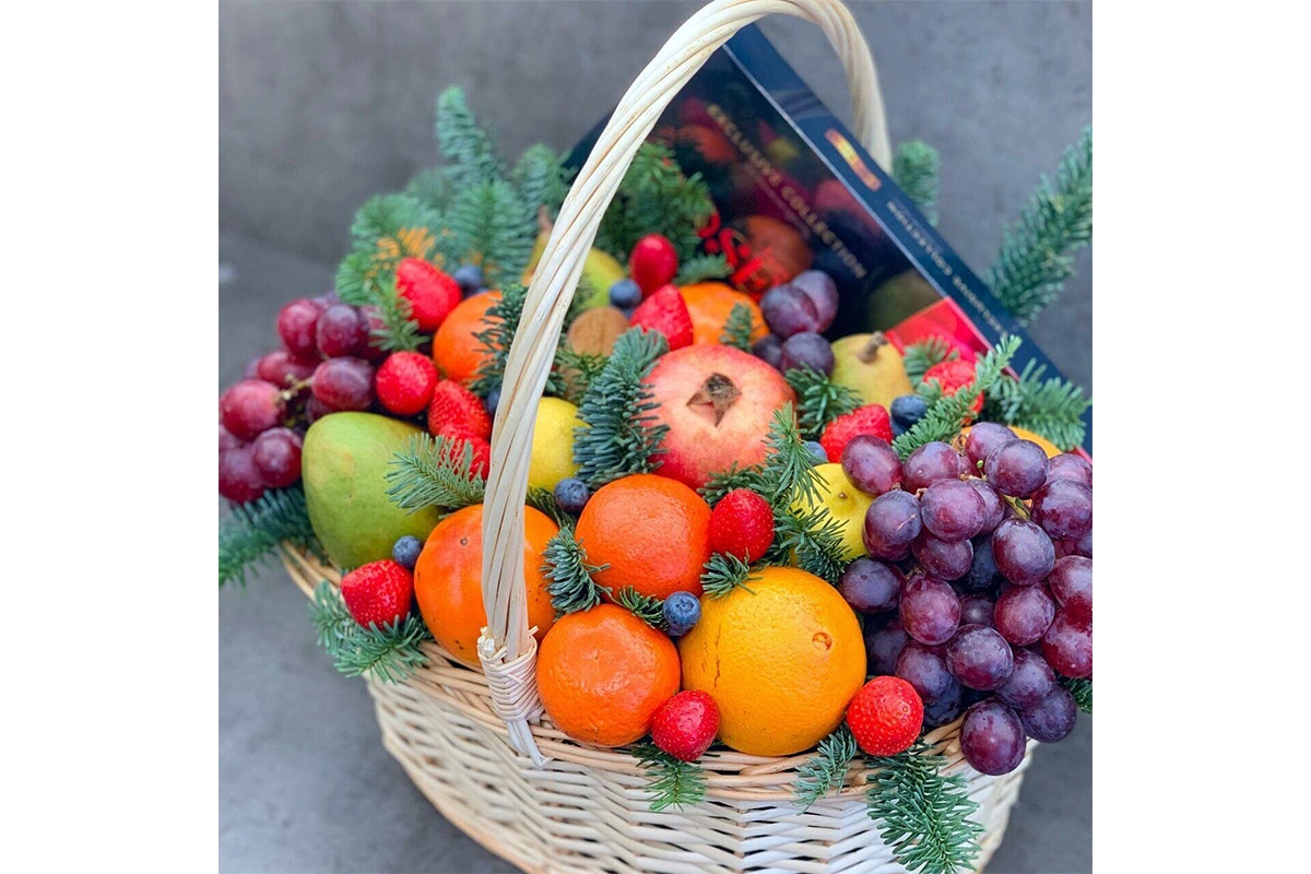 Фруктовую корзину можно заказать в специализированном магазине или собрать самостоятельно