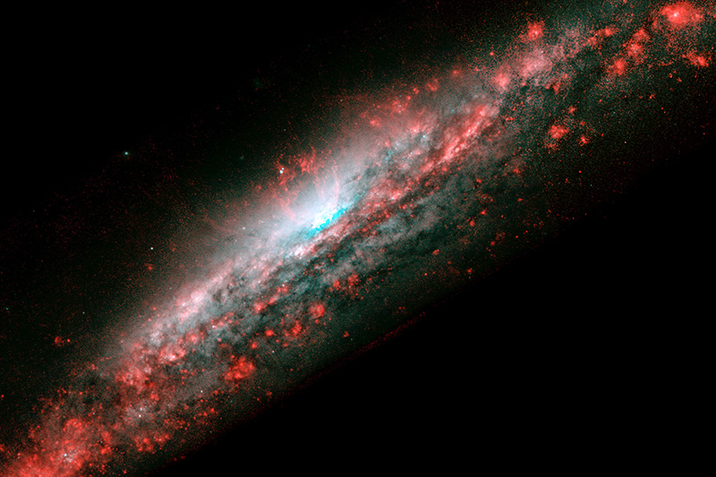 Спиральная галактика NGC 3079 в&nbsp;созвездии Большая Медведица. Как и&nbsp;наша галактика, она принадлежит к&nbsp;классу спиральных и&nbsp;расположена к&nbsp;нам ребром. Отличительной деталью этой галактики стали столбы газа, поднимающиеся над центром галактики
