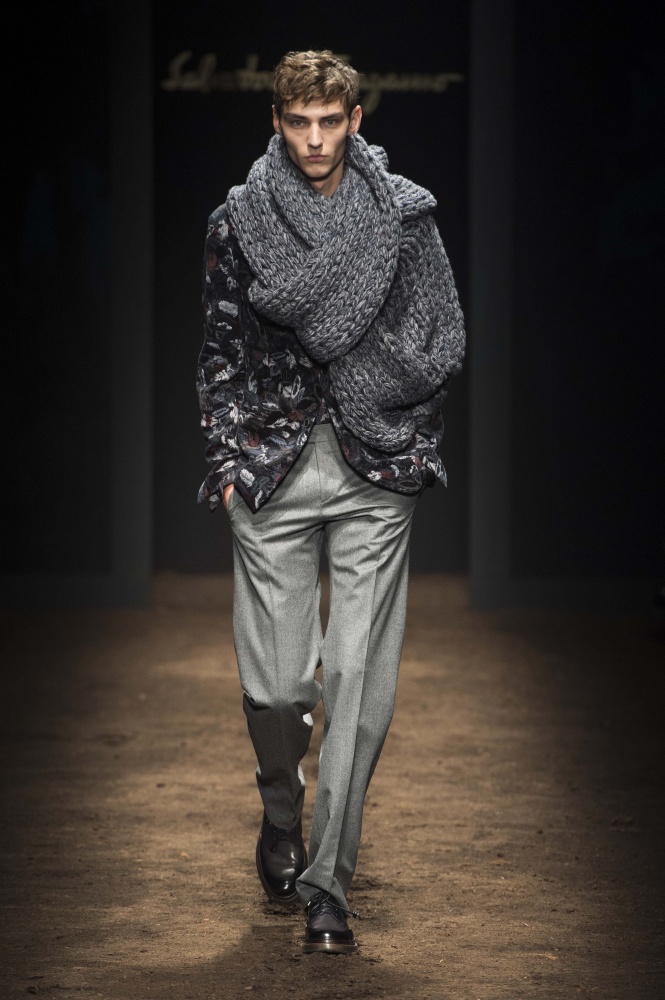 Сочетание несочетаемого и огромные шарфы: показ Salvatore Ferragamo на Неделе моды в Милане