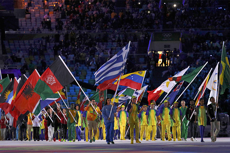 Парад спортсменов во время церемонии закрытия XXXI Олимпийских игр