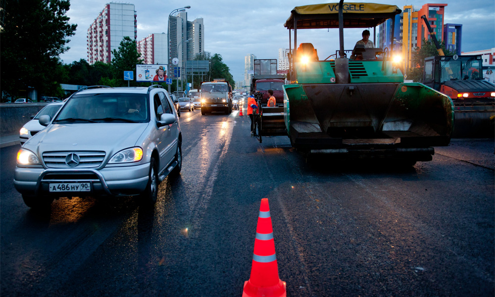 Многокилометровые пробки в Москве объяснили заменой асфальта