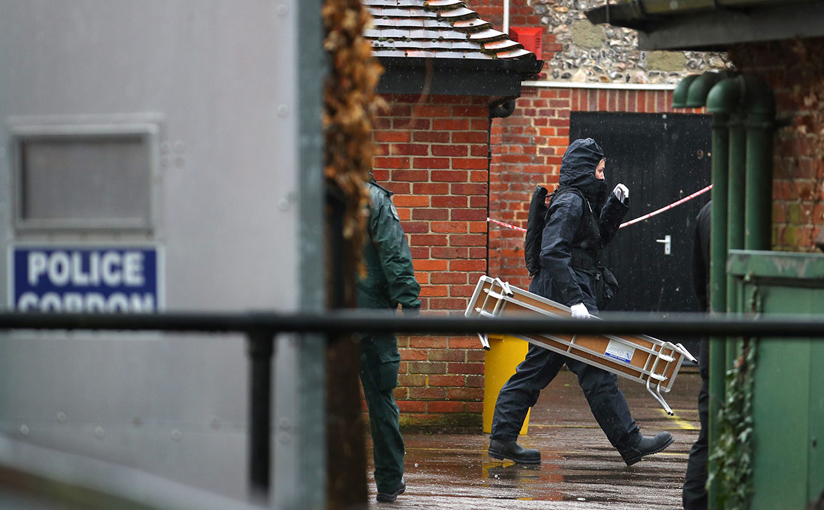 Полицейские Великобритании обыскивают место, которое посещал Сергей Скрипаль перед отравлением. Апрель 2018 года


