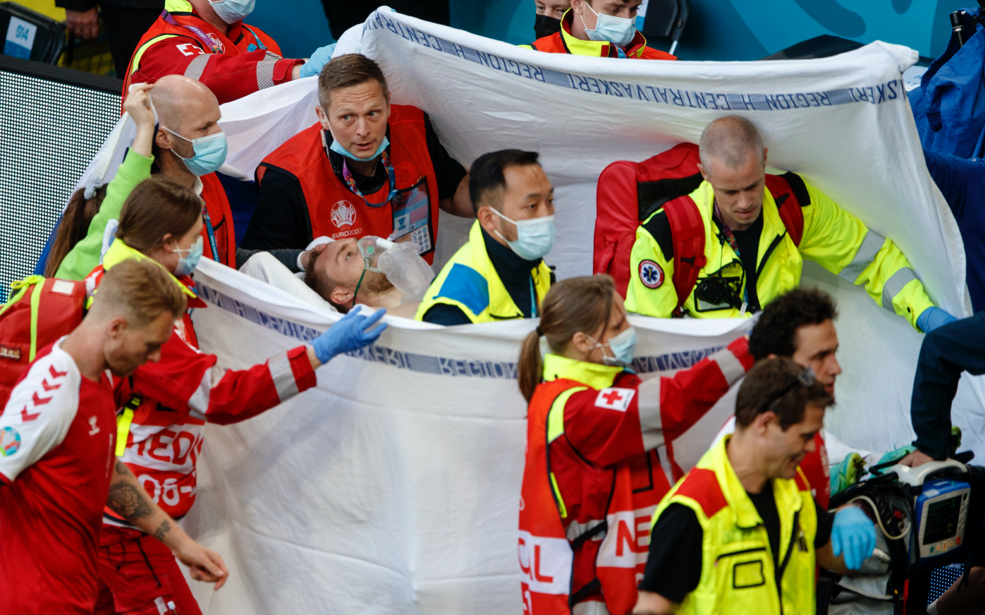 Лидер сборной Дании рухнул на поле без сознания. Что произошло