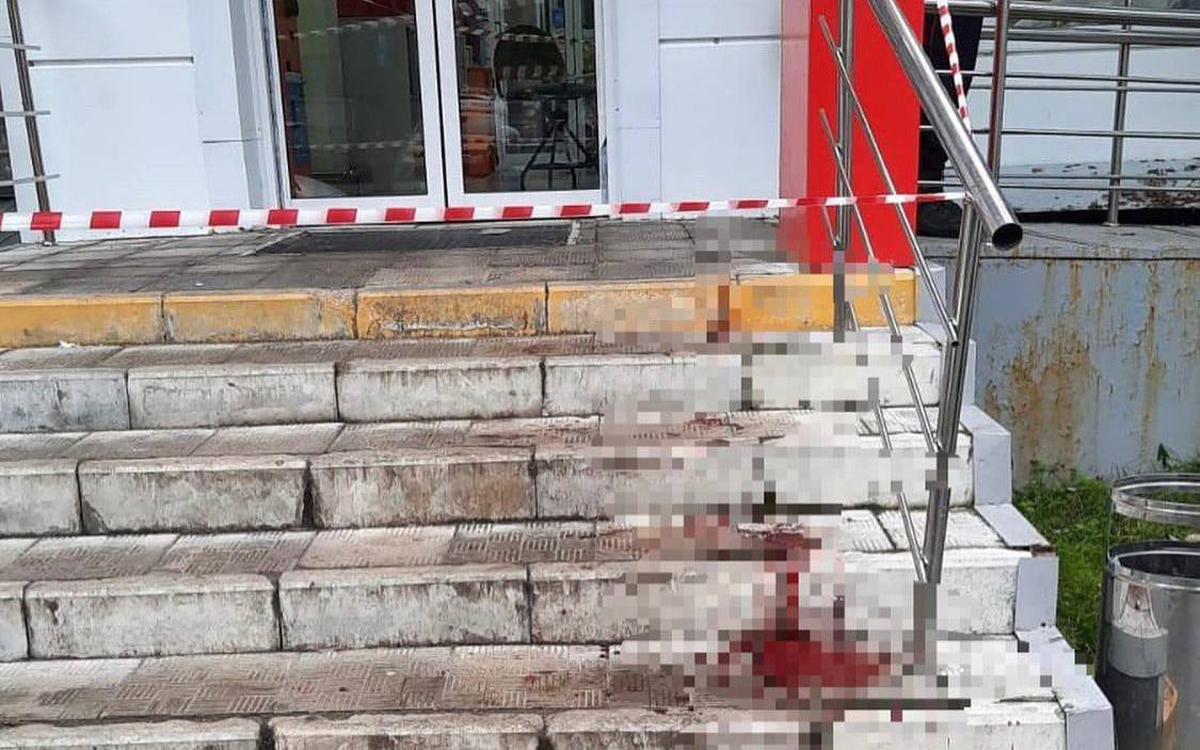 В Москве мужчина с топором напал на посетителей магазина
